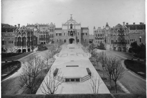 Passeig central de l'Hospital de Sant Pau, a principis del segle XX